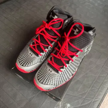 언더아머 클러치핏 스니커즈 블랙/레드