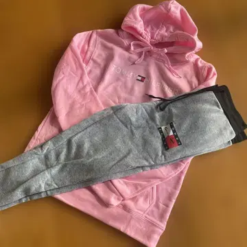 새상품 TOMMY HILFIGER 후드티와 조거 팬츠 세트