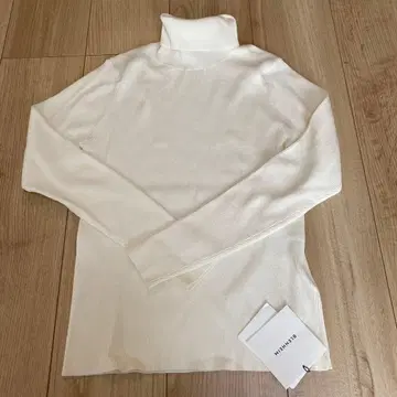 미사용 새상품 BLENHEIM 화이트 리브 긴팔 상의