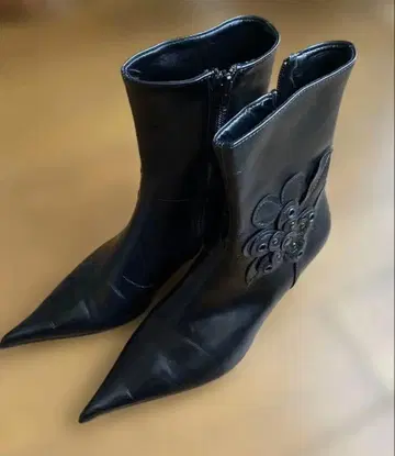 이탈리아제 블랙 가죽 플라워 장식 부츠