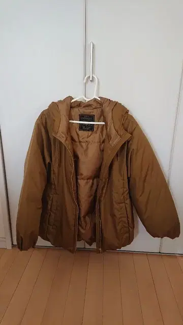 Live in comfort 후드 부착 다운 자켓 브라운