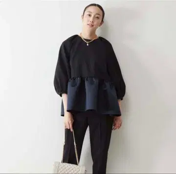 TIARA 새틴 절개 페플럼 블라우스 (네이비)