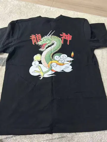 드래곤 디자인 T셔츠 블랙 용신