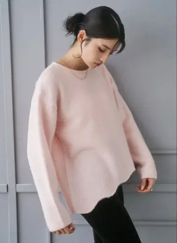 CONNSE 캐시미어 혼방 비대칭 스캘럽 니트