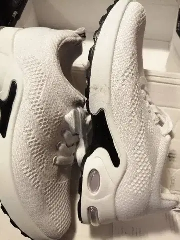 화이트 메쉬 스니커즈