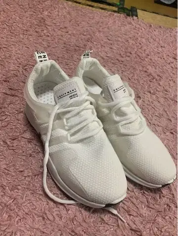 화이트 메쉬 스니커즈