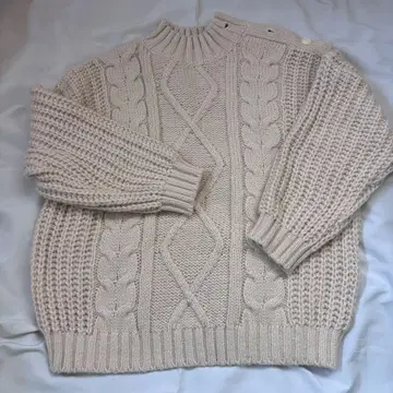 RiLi 베이지 케이블 니트 어깨 버튼 니트