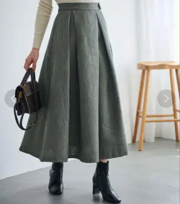 Edit Sheen 골드 버튼 트위드 턱 플레어 스커트