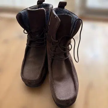 브라운 스웨이드 하이컷 부츠