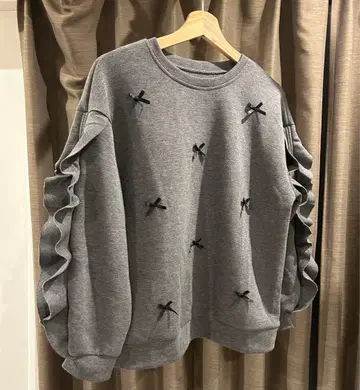 소매 프릴 리본 포함 그레이 종이상자 맨투맨