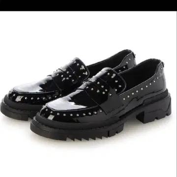 SEA 루시다 스터드가 달린 블랙 패턴트 레더 로퍼