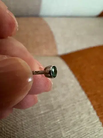 에메랄드 스터드 귀걸이 한쪽