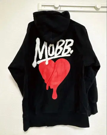 MOBB. 블랙 하트 디자인 후드티