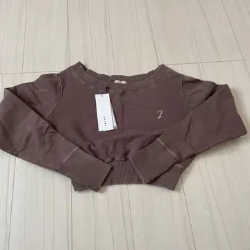 [ 새상품 ] JUEMI 브라운 크롭 맨투맨