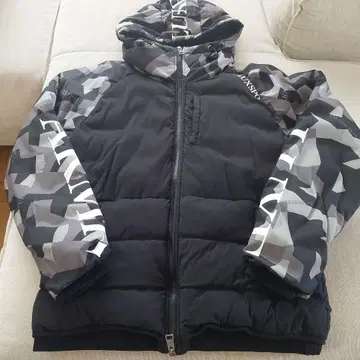 LUXEAKMPLUS 카모 패턴 후드 부착 자켓