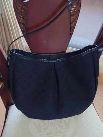 블랙 로고 숄더백