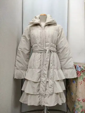 갤러리 비스콘티 아이보리 티어드 롱 다운 코트