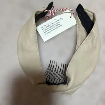 [ 미사용 새상품 ] 베이지 가죽풍 헤어밴드 빗 포함