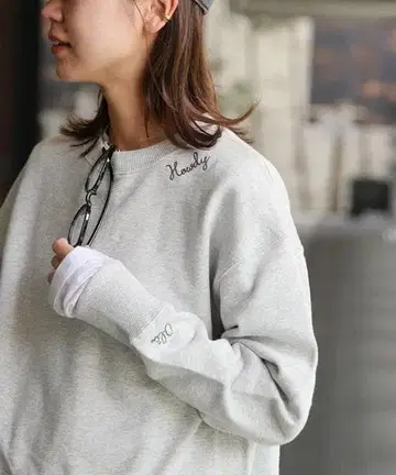 하자 있음 저널 스탠다드 리룸 자수 로고 맨투맨