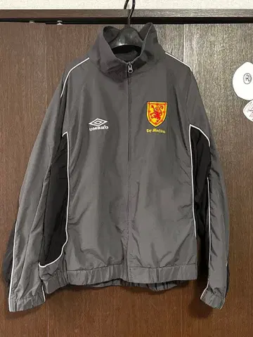 [엄브로] UMBRO 엄브로 x TOY MACHINE 나일론 재킷