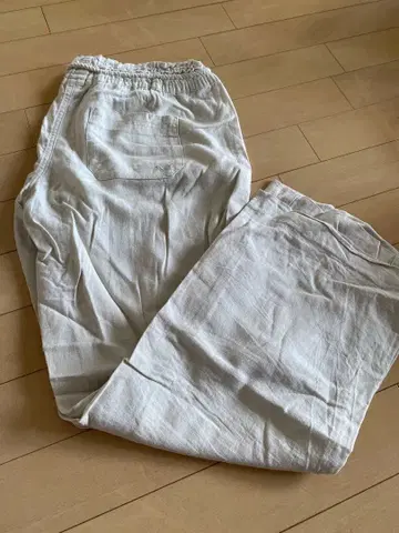 화이트 캐주얼 팬츠 백 포켓 자수