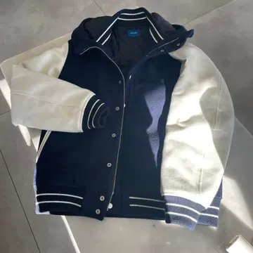 BEAMS 바시티 자켓 네이비/화이트 후드 부착