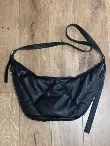 블랙 퀼팅 숄더백