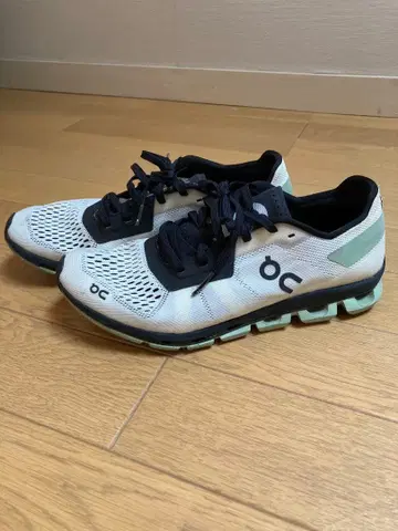 On 러닝화 화이트/블랙