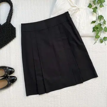 [ 새상품급 즉시 완판 아이템 ] 그린 릴랙싱 플리츠 미니 스커트 블랙