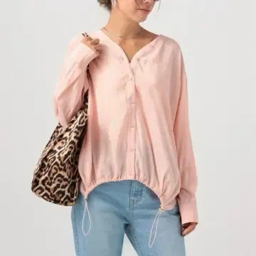 BAYFLOW 드로스트 밑단 V넥 블라우스 핑크 계열 사이드 슬릿