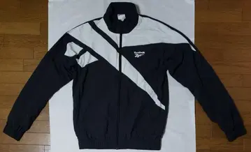 리복 클래식 블랙 점퍼