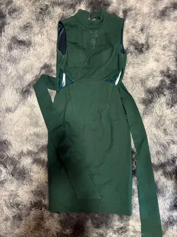 다크 그린 슬리브리스 타이트 드레스