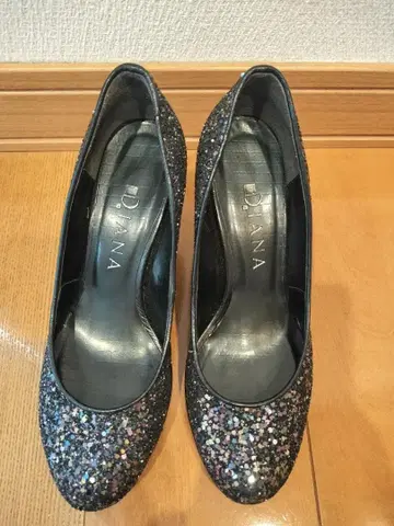 DIANA 블랙 글리터 하이힐