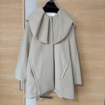 bow.a 케이프 코트