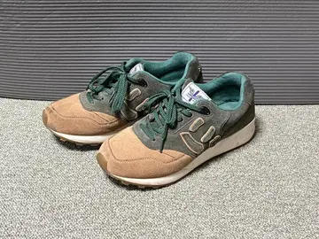 SANGACIO 스니커즈 그린 베이지 스웨이드