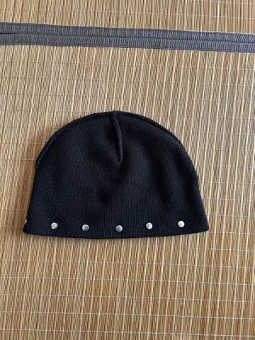 스터드 장식 블랙 니트 모자/비니 리버서블