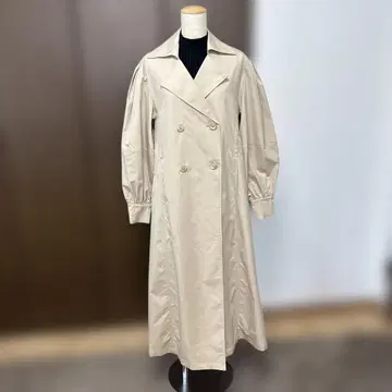 자수 포함 베이지 트렌치코트