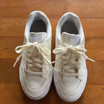 PUMA 화이트 스니커즈