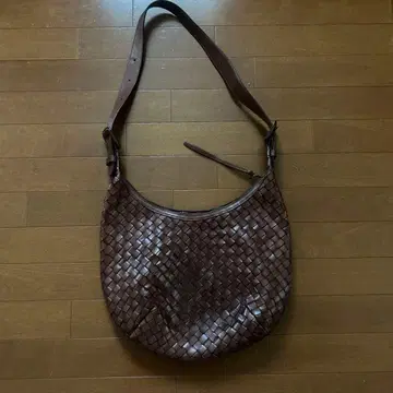 브라운 가죽 뜨개질 숄더백 사자비