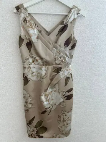 꽃무늬 슬리브리스 무릎 기장 원피스