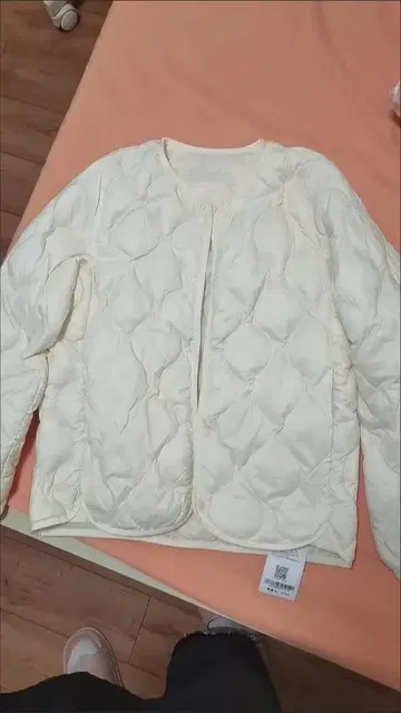 크림색 퀼팅 다운 자켓