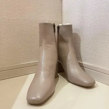 DIANA 베이지 가죽 사이드 지퍼 부츠