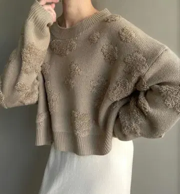 주노아 숏 기장 꽃무늬 패턴 니트