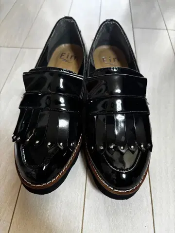 Fin 블랙 프린지 로퍼