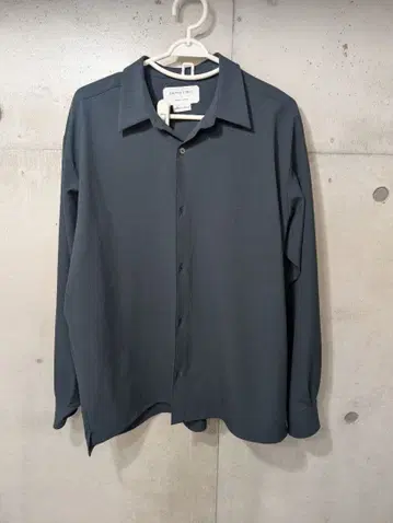 다크 그레이 긴팔 셔츠 심플한 디자인