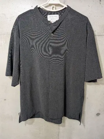 다크 그레이 반팔 셔츠 버튼 포함