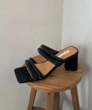 chuclla 마카롱 퍼 뮬 샌들 블랙