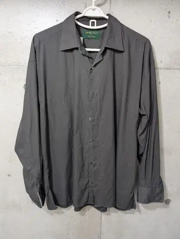 그레이 긴팔 셔츠 심플한 디자인