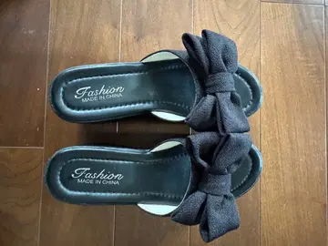 리본 포함 블랙 웨지솔 샌들