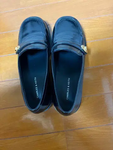 찰스앤키스 메탈릭 버클 스트랩 로퍼 블랙